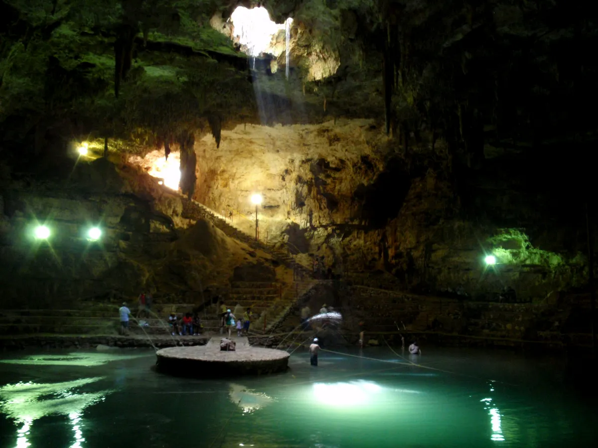 Cenote Suytún cerca de Valladolid — luz natural entrando