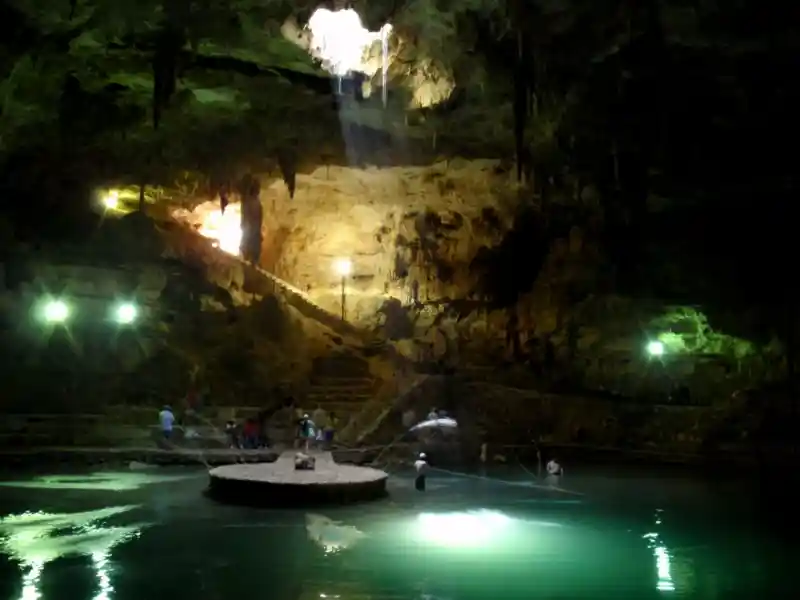 Cenote Suytún cerca de Valladolid — luz natural entrando