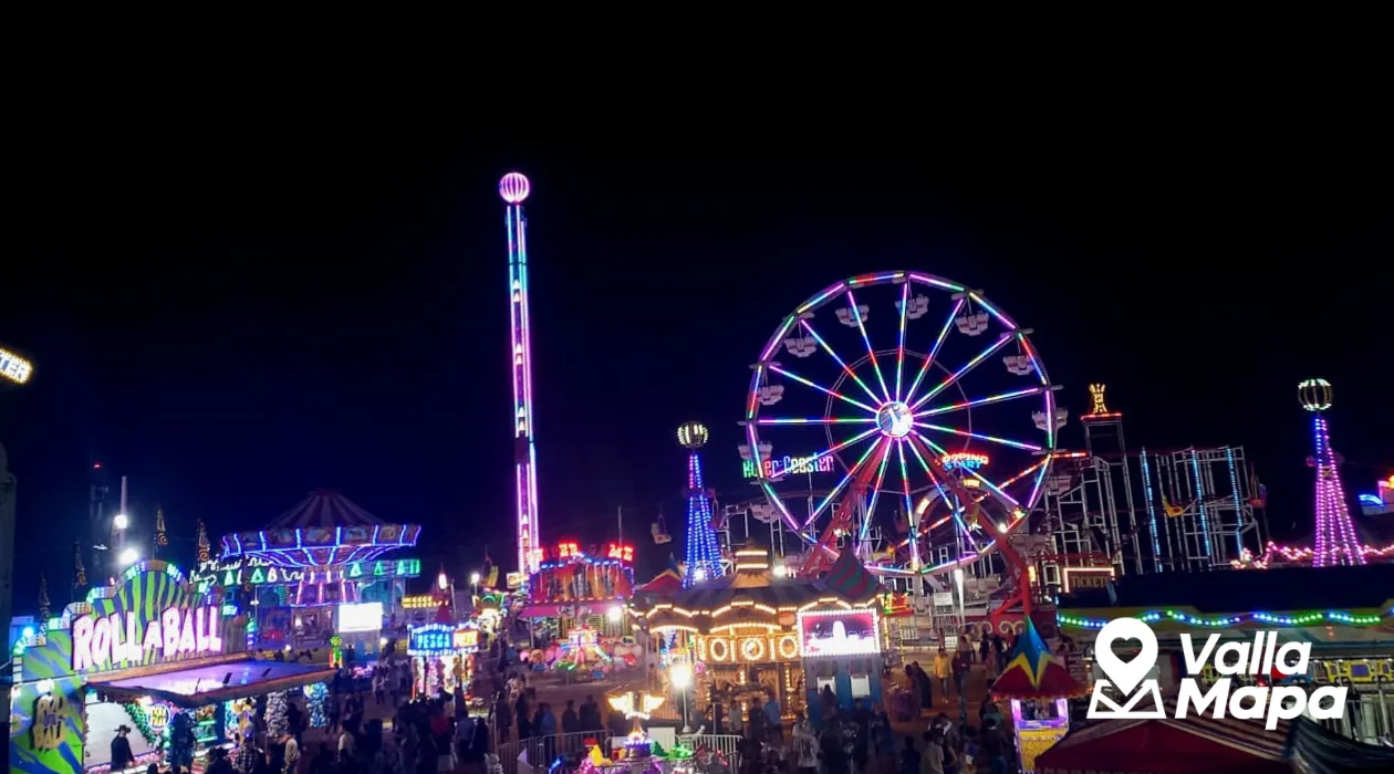 Juegos mecánicos y luces de la Expo Feria de Valladolid Yucatán por la noche