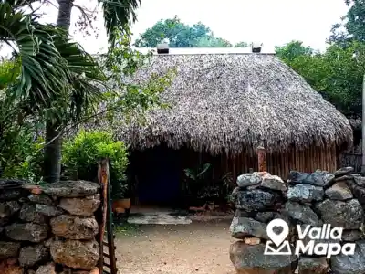 Casa maya tradicional en Yucatán con materiales naturales, sombra y adaptación al clima cálido
