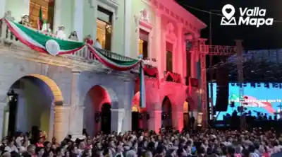 Fiestas Patrias en Valladolid con banderas mexicanas, plaza principal y ambiente nocturno familiar