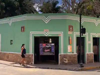 Botanas y bebidas en un botanero tradicional de Valladolid, Yucatan