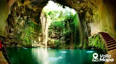 Cenote y piedra caliza bajo la arquitectura de Valladolid, Yucatán
