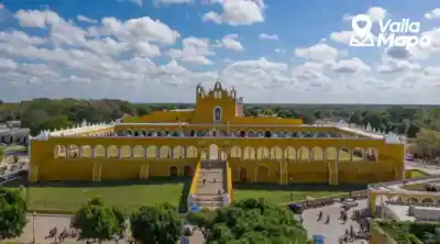 Calle colorida de un Pueblo Mágico de Yucatán con arquitectura colonial y cielo despejado