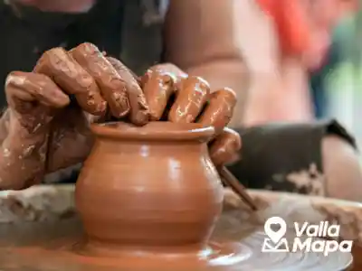 Taller de alfarería en Uayma con piezas de barro como oficio tradicional cerca de Valladolid