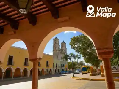 Sunny Valladolid street used to compare heat, rain, walking comfort and travel seasons